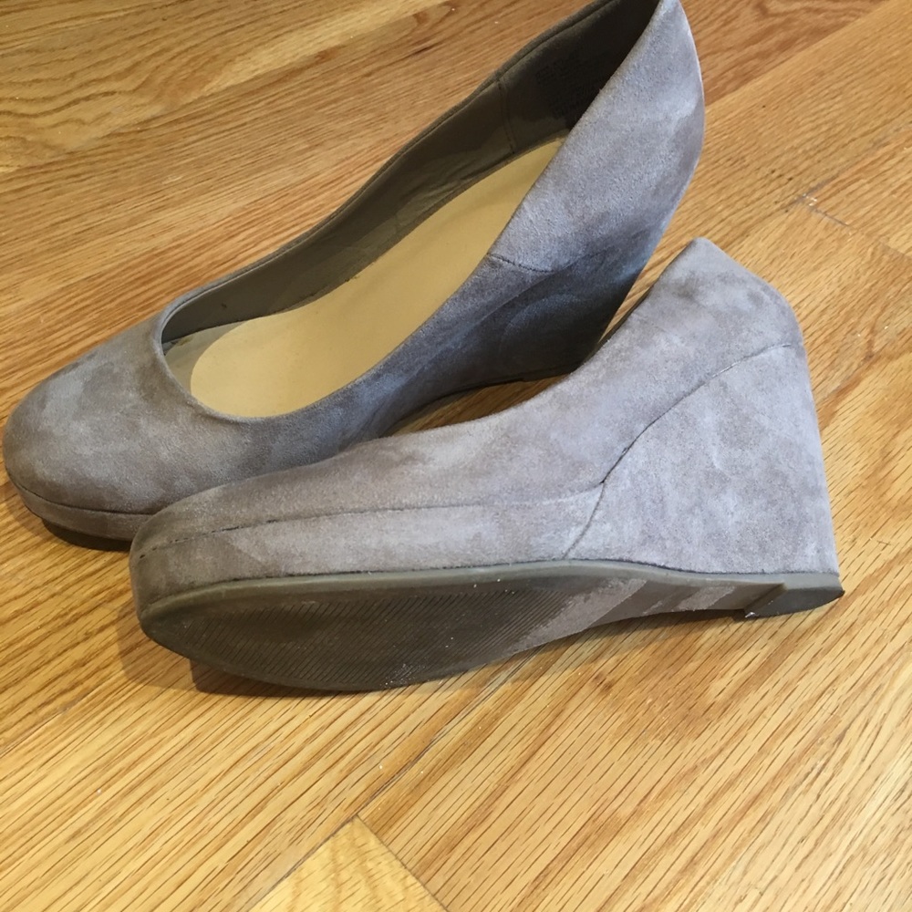 Beige suede wedge heels!  👠 - Picture 2 of 4